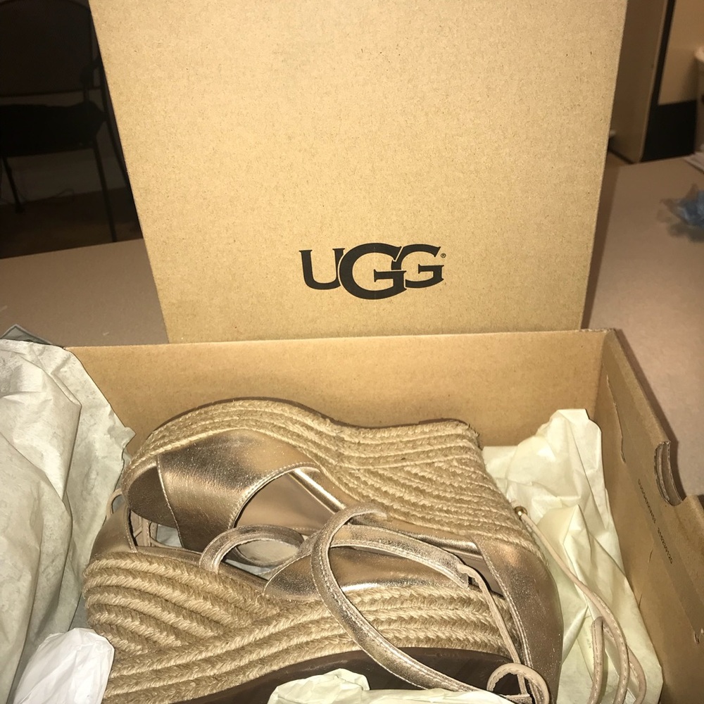 Sz 7.5 UGG gold wedge sandles